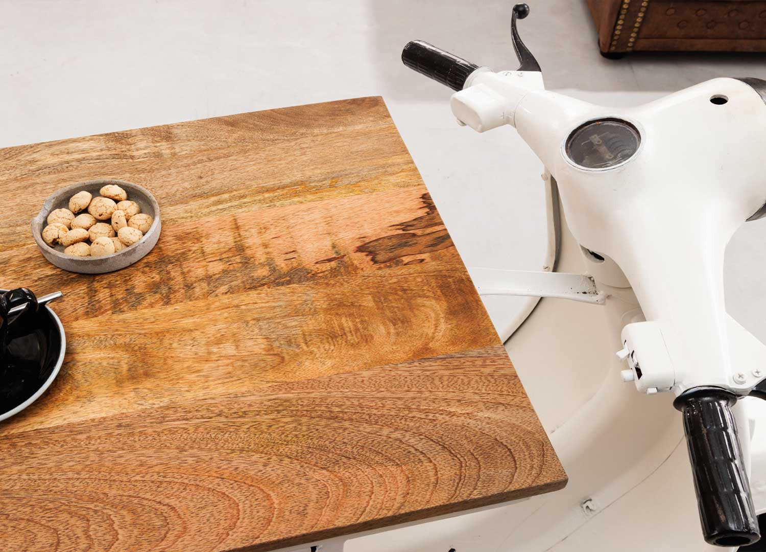 Meuble bar scooter blanc et bois avec rangements