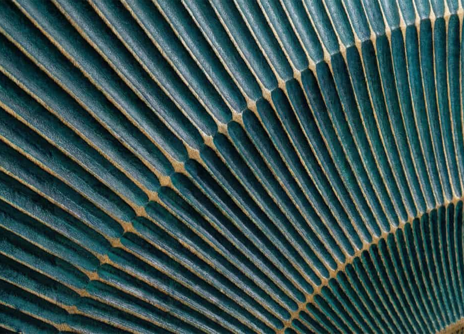 Détail des façades sculptées effet soleil du meuble bar Sunset