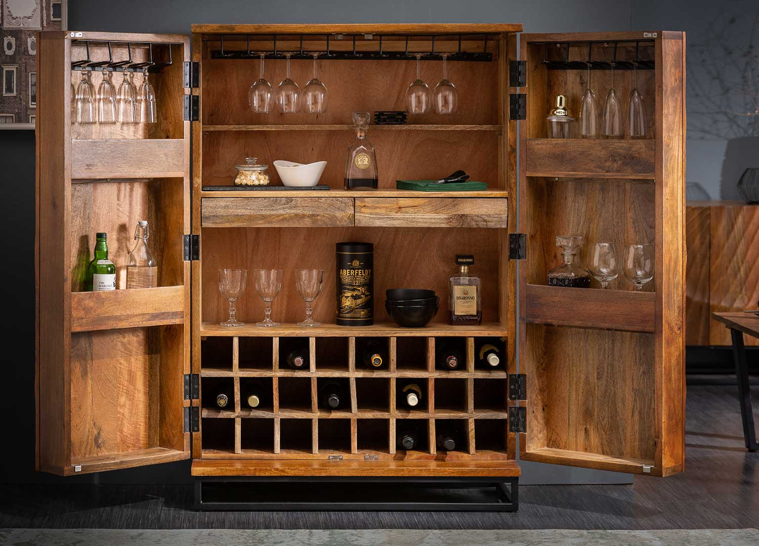 Meuble de bar design avec rangement bouteilles en bois massif