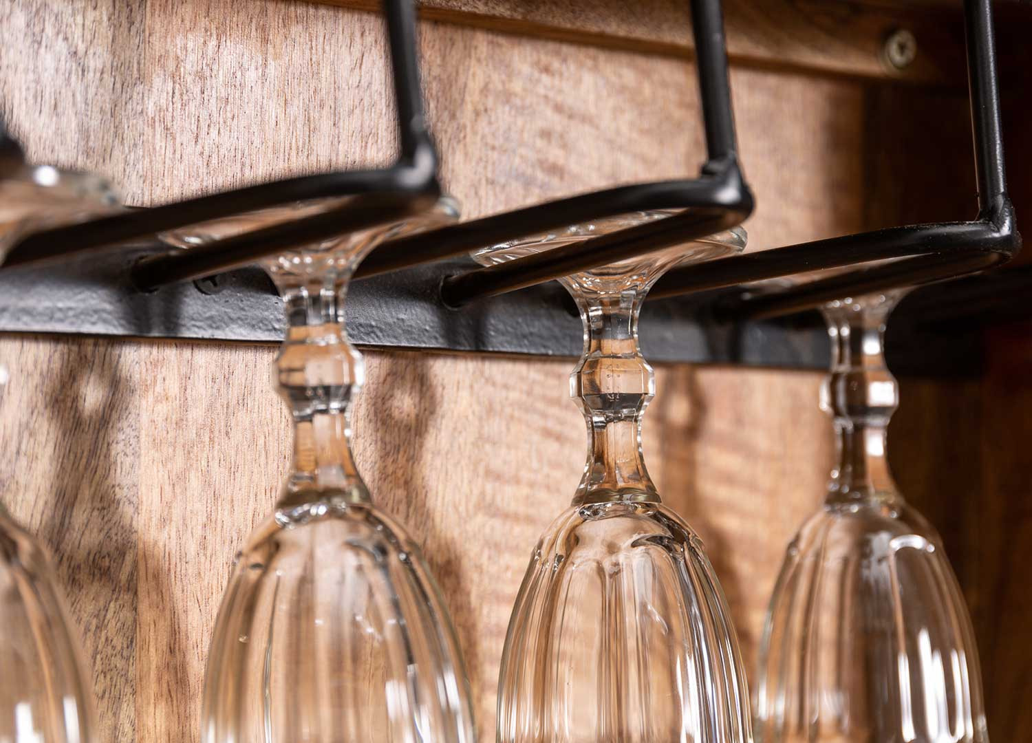 Meuble de bar design avec rangement bouteilles en bois massif