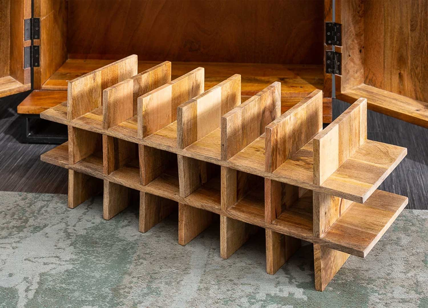 Meuble de bar design avec rangement bouteilles en bois massif
