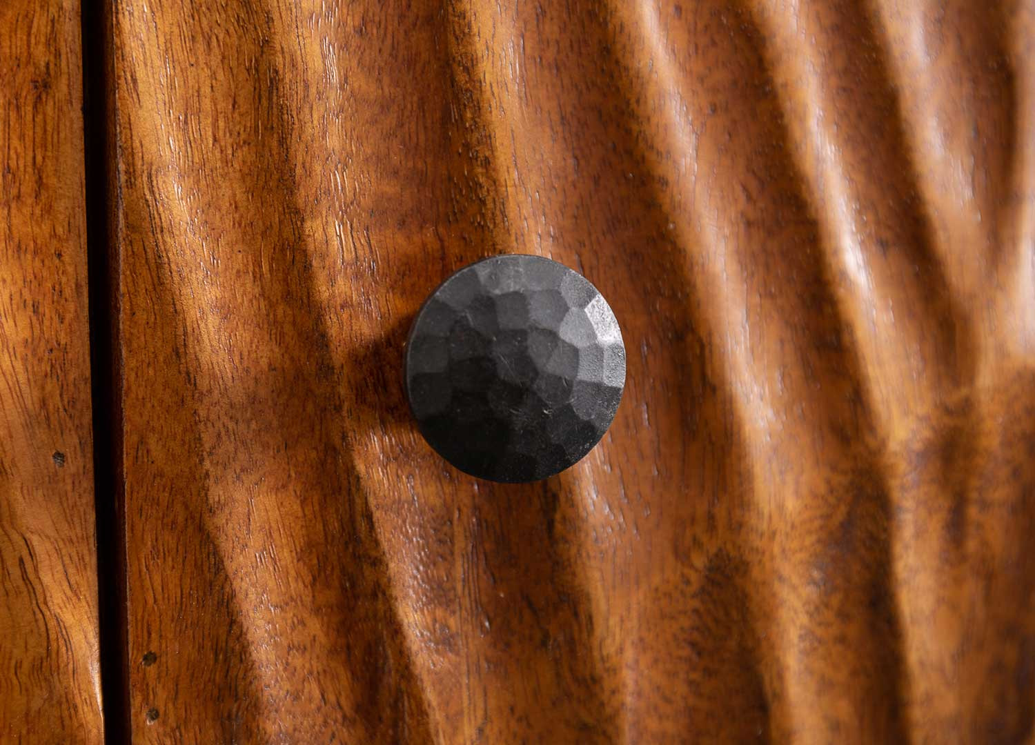 Meuble de bar design avec rangement bouteilles en bois massif