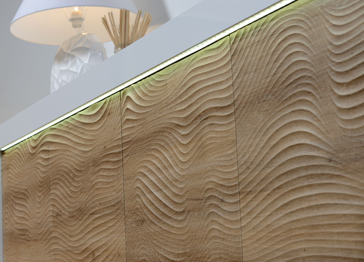 Meuble tv design chêne clair et blanc laqué à led