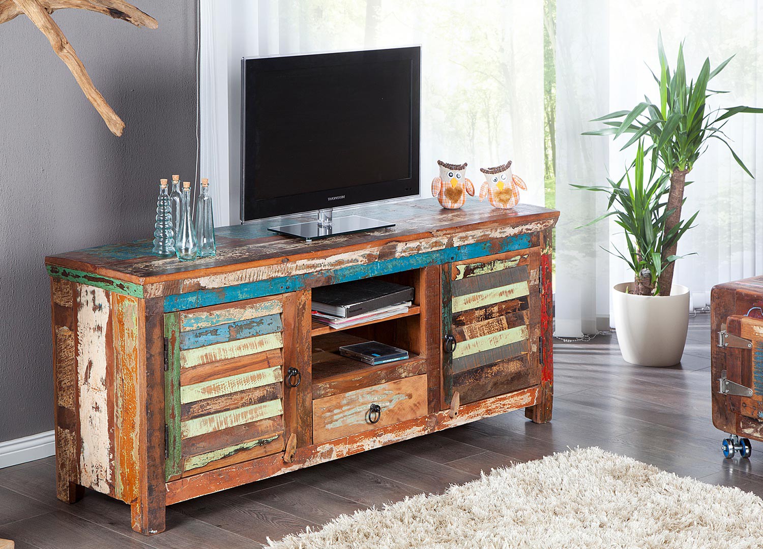 Meuble tv en bois massif recyclé coloré