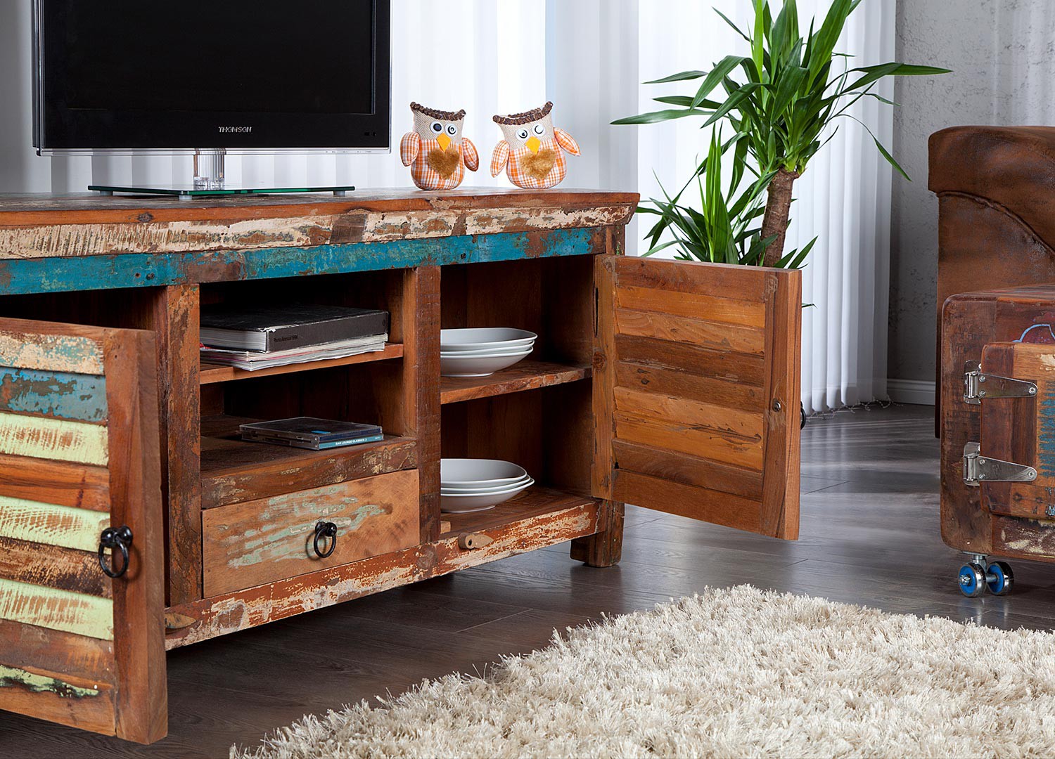 Meuble tv en bois massif recyclé coloré