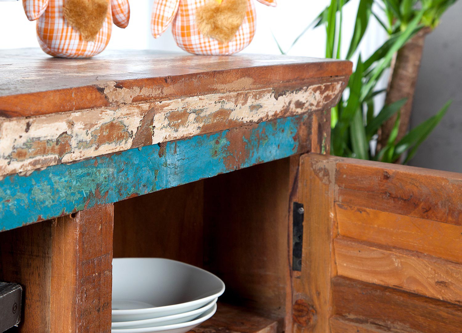 Meuble tv en bois massif recyclé coloré