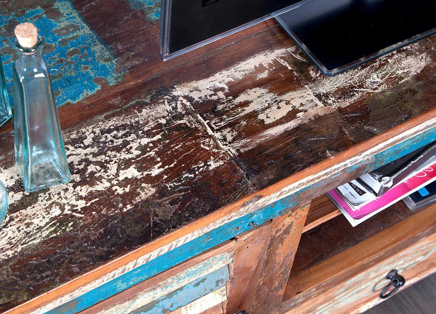 Meuble tv en bois massif recyclé coloré