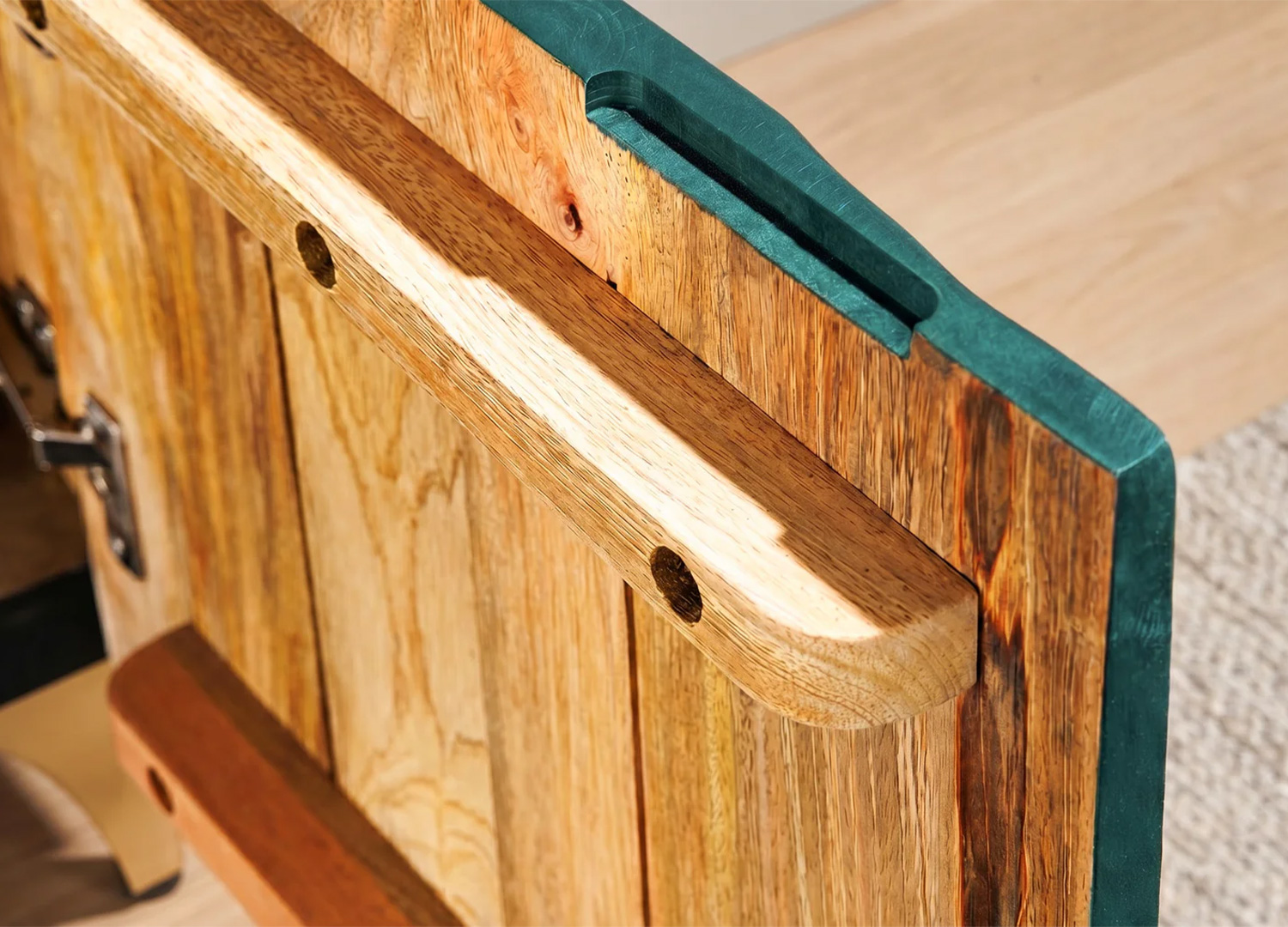 Détail des veines du bois de manguier massif à l’intérieur du meuble TV Sunset
