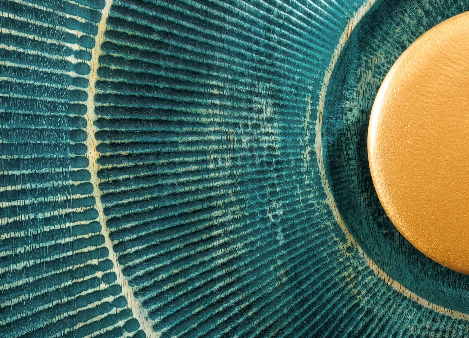 Détail de la façade sculptée 3D et de la poignée centrale dorée du meuble TV Sunset