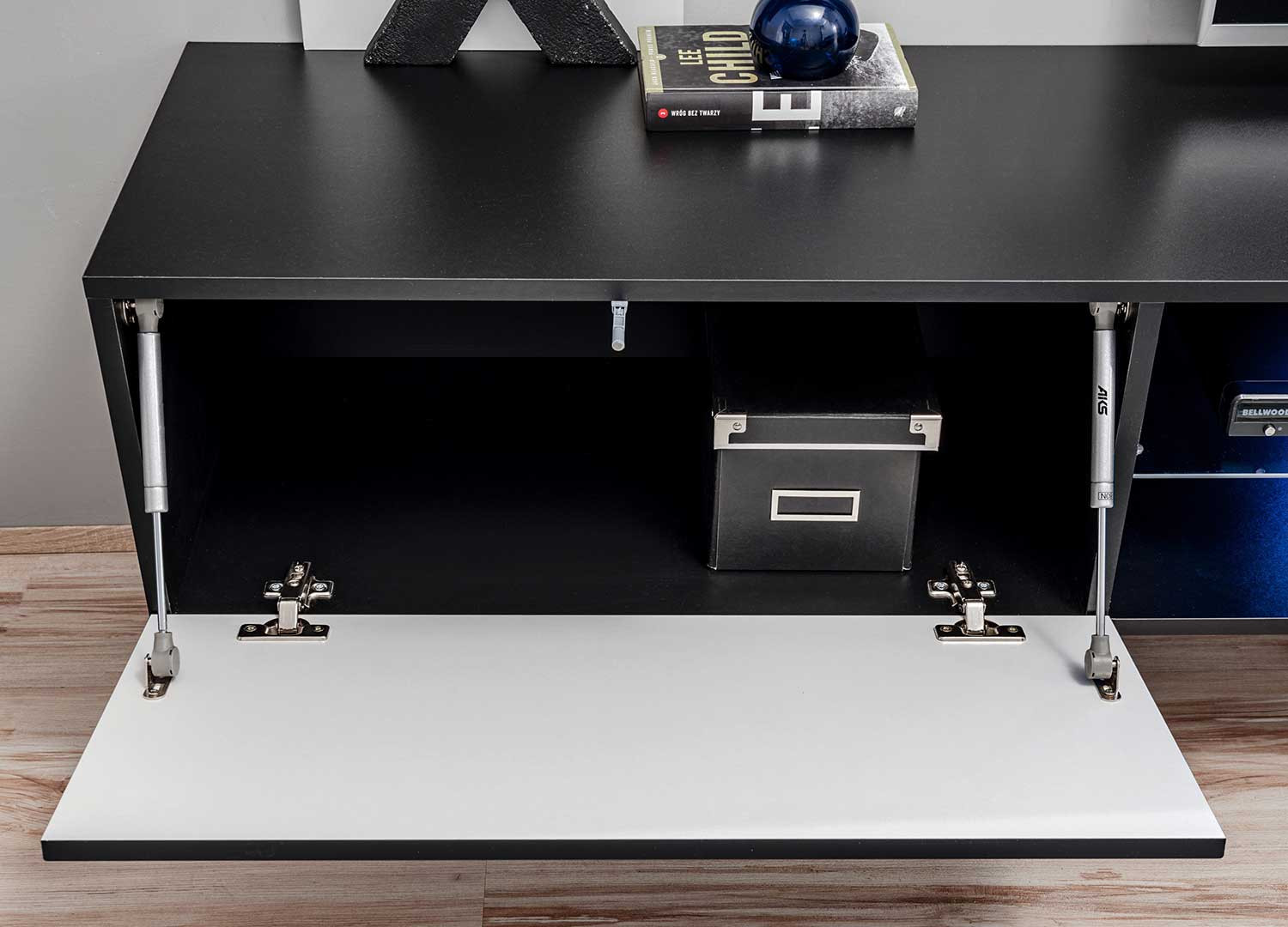 Meuble tv suspendu noir et gris avec cheminée électrique décorative