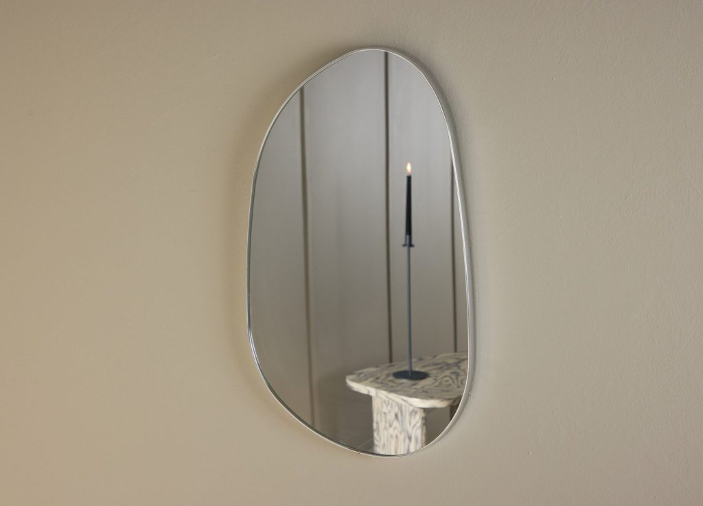 Petit miroir Askersund argenté mis en scène dans un intérieur
