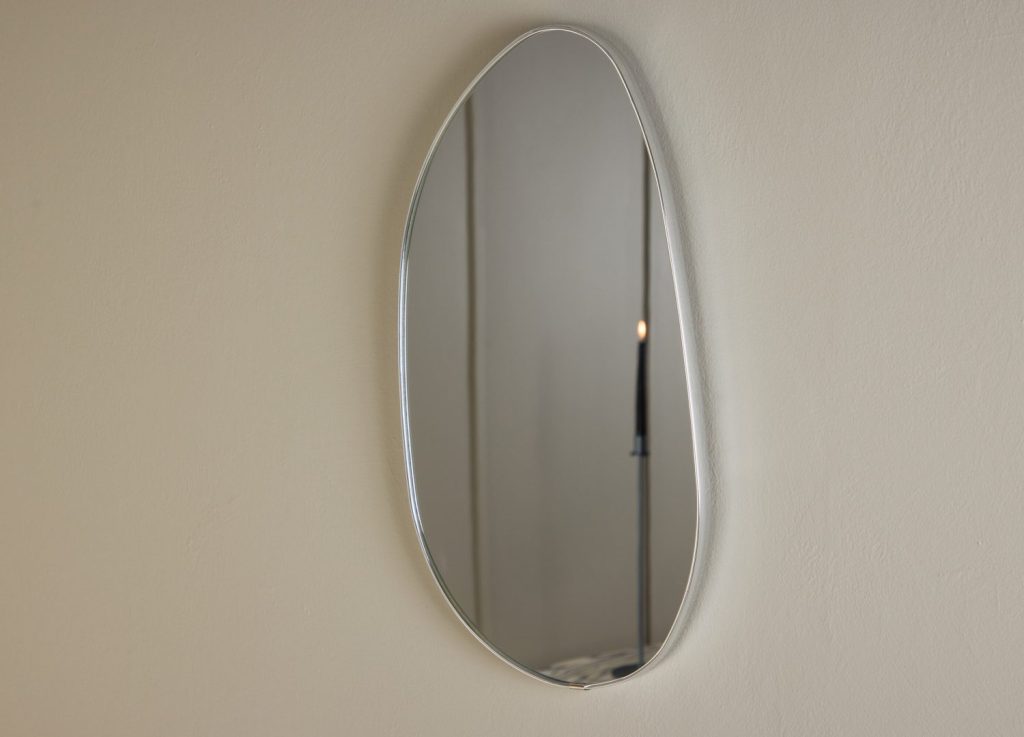 Petit miroir Borgholm argenté mis en scène dans un intérieur