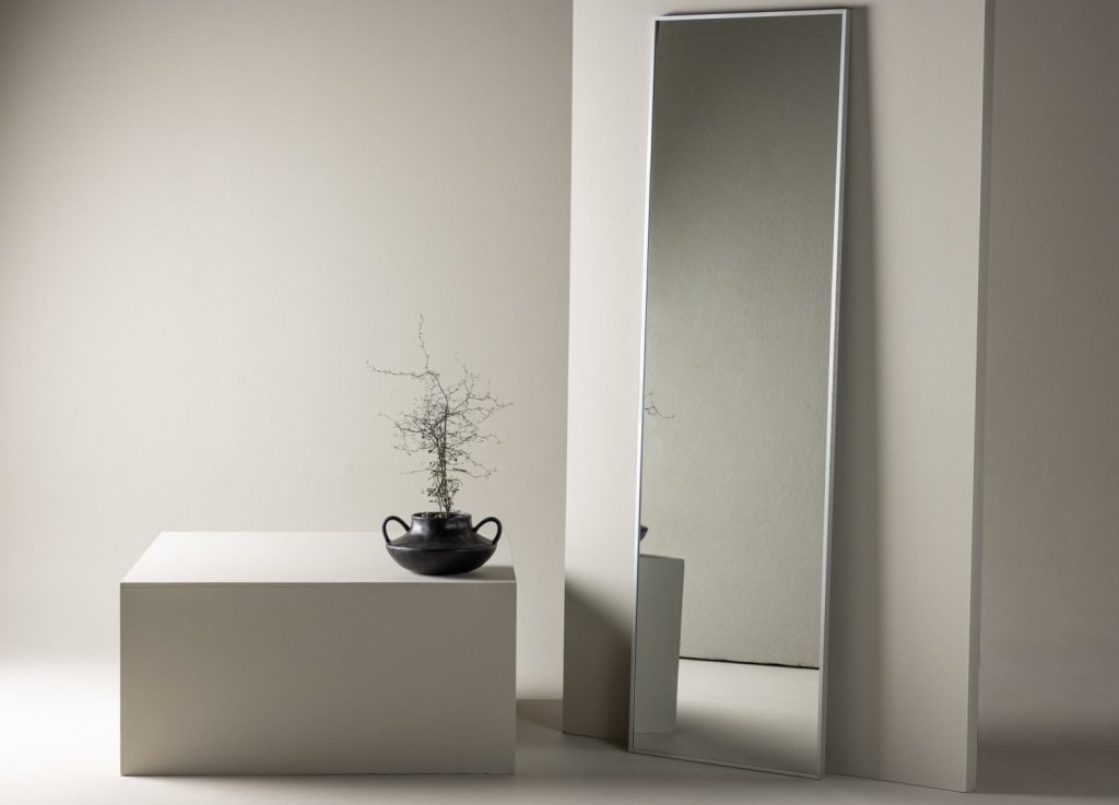 Grand miroir Dalton argenté mis en scène dans un intérieur