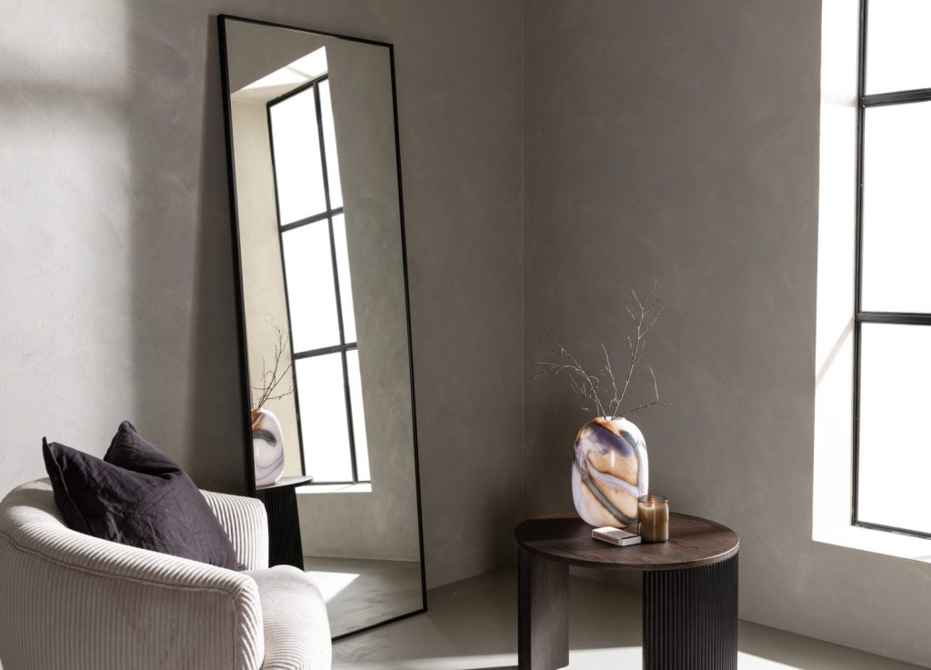 Grand miroir Dalton noir mis en scène dans un intérieur