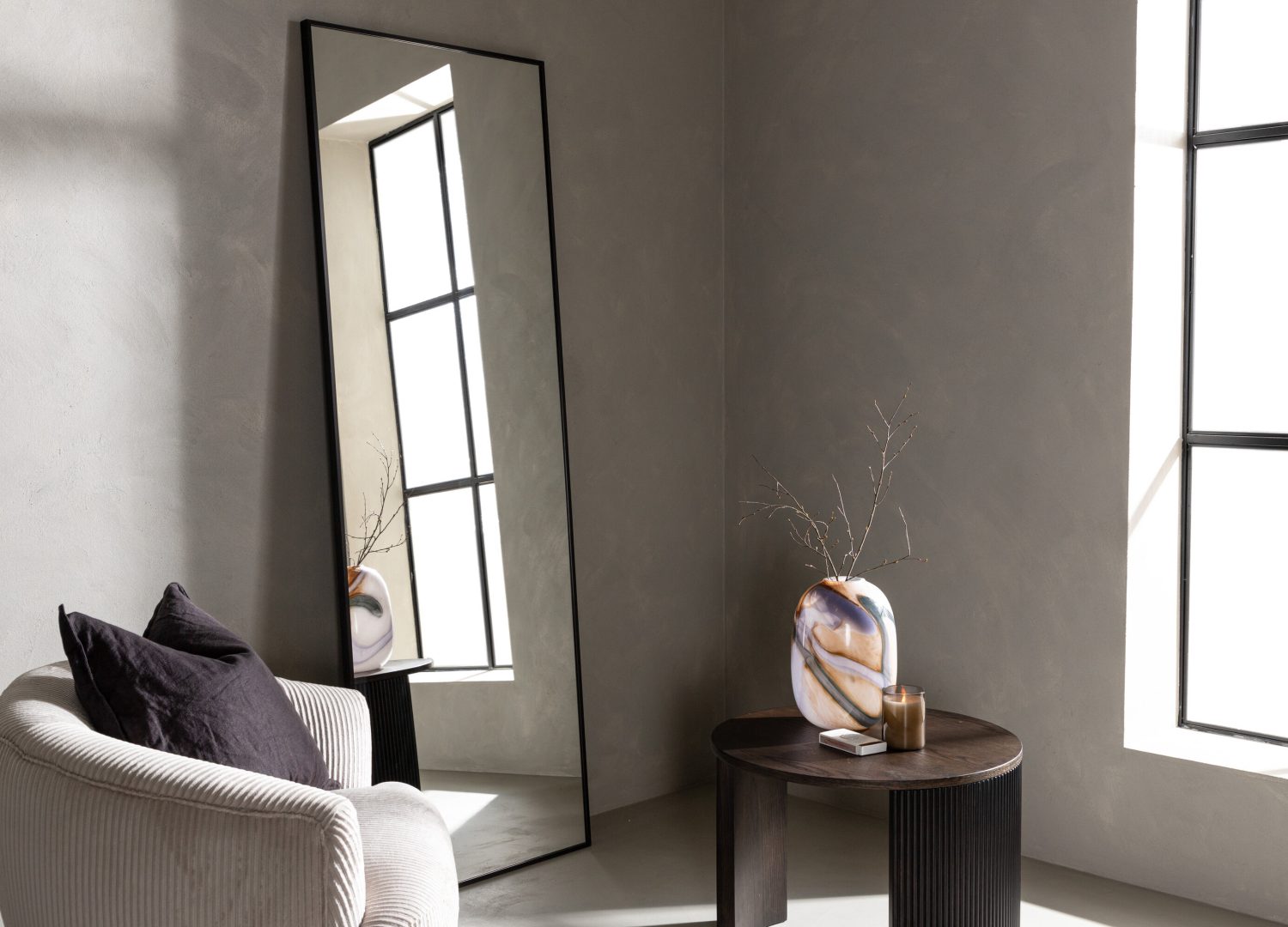 Grand miroir Dalton noir mis en scène dans un intérieur