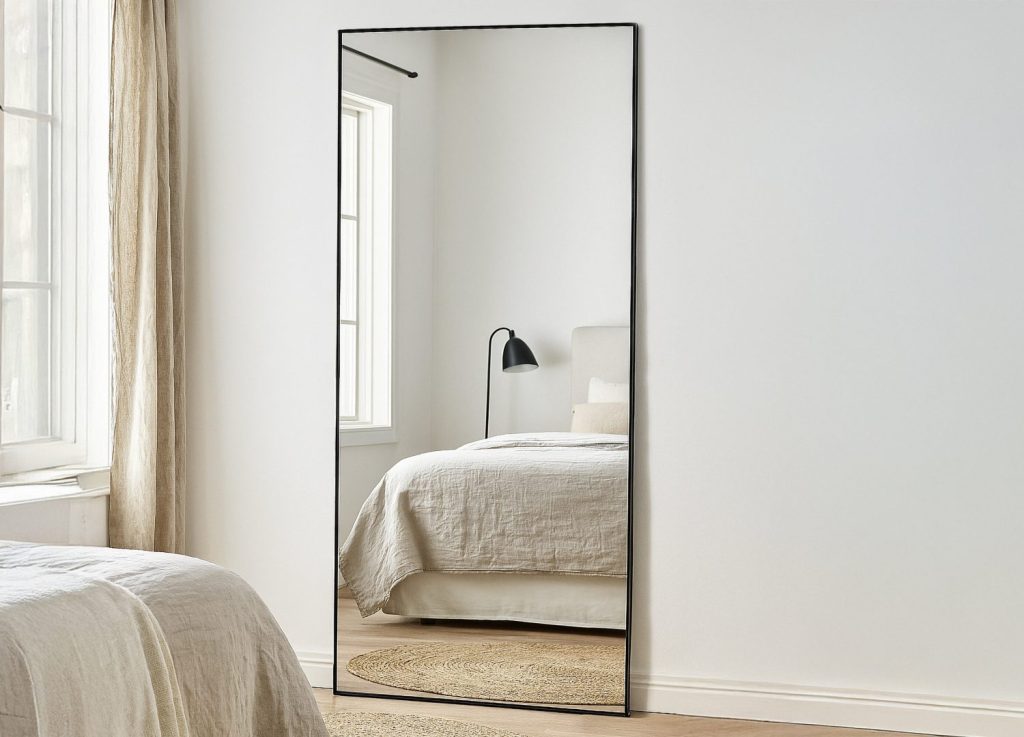 Grand miroir Dalton transparent mis en scène dans un intérieur