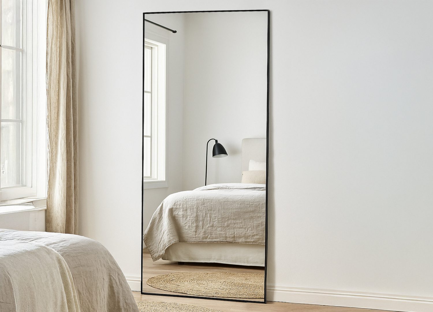 Grand miroir Dalton transparent mis en scène dans un intérieur