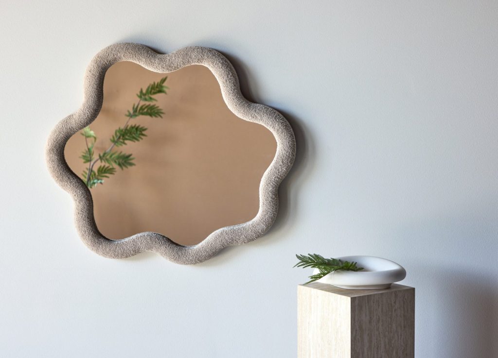 Petit miroir Kungsbacka transparent mis en scène dans un intérieur