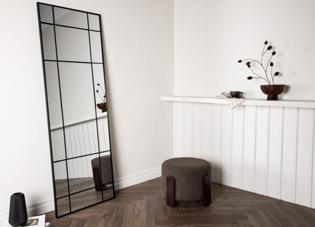 Grand miroir Lake noir mis en scène dans un intérieur
