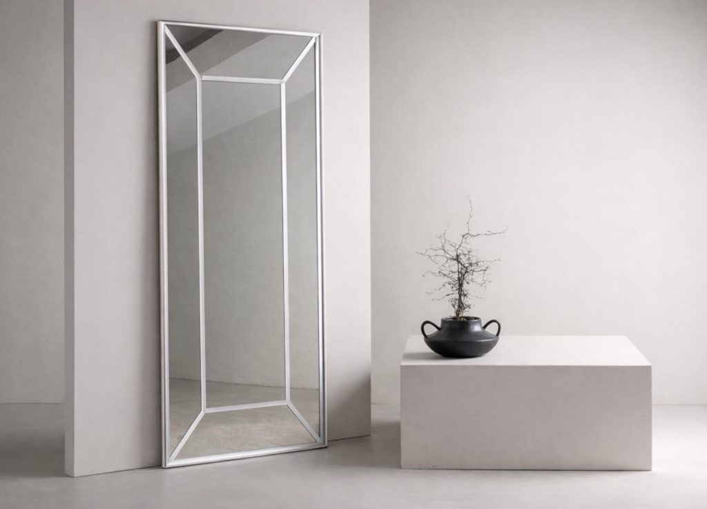 Grand miroir Lojf transparent mis en scène dans un intérieur