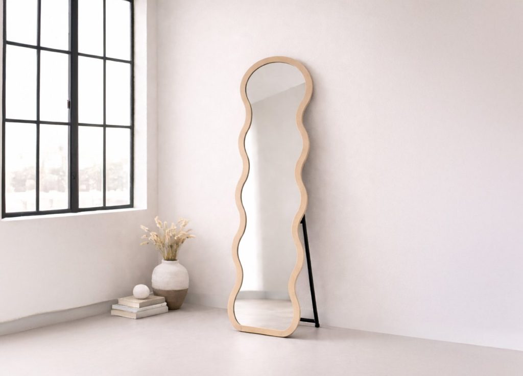 Miroir Loui beige mis en scène dans un intérieur