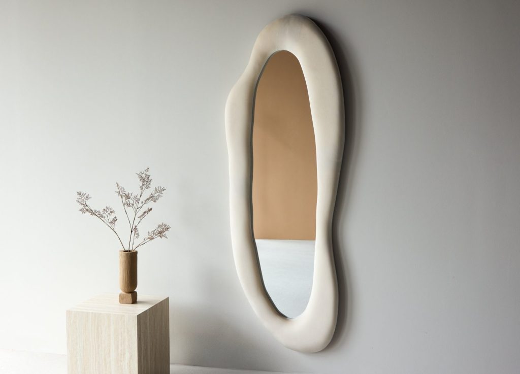 Grand miroir Louiseville beige mis en scène dans un intérieur