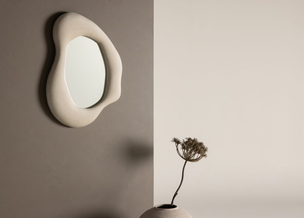 Petit miroir Louisville beige mis en scène dans un intérieur