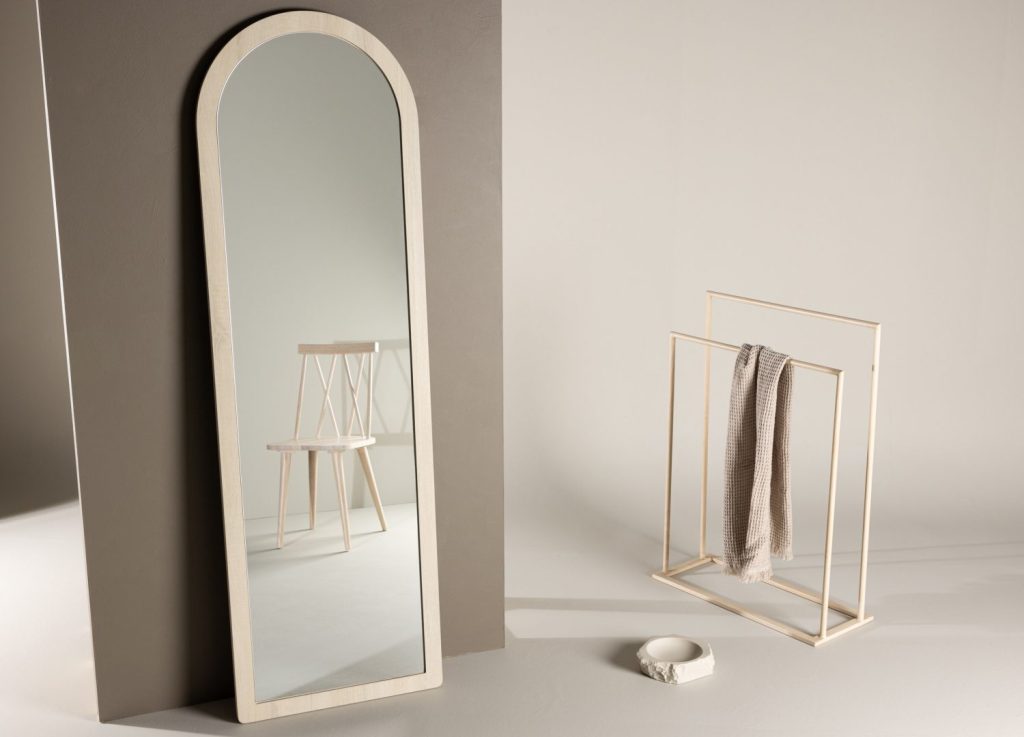 Grand miroir Memphis blanchi mis en scène dans un intérieur