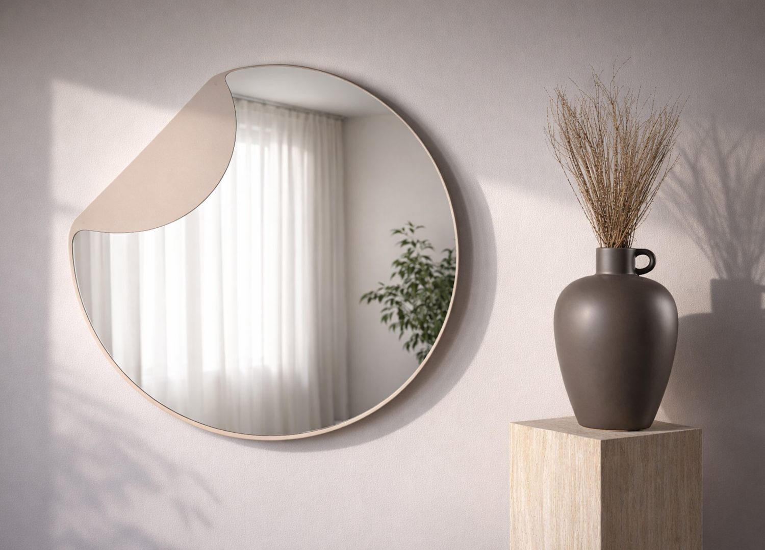 Petit miroir Mui transparent mis en scène dans un intérieur