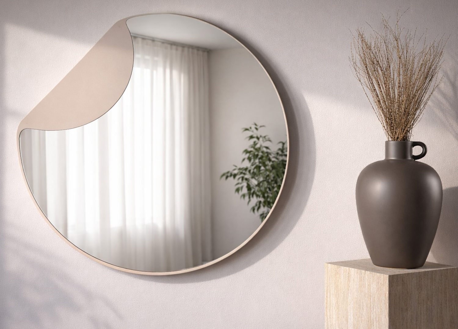 Petit miroir Mui transparent mis en scène dans un intérieur