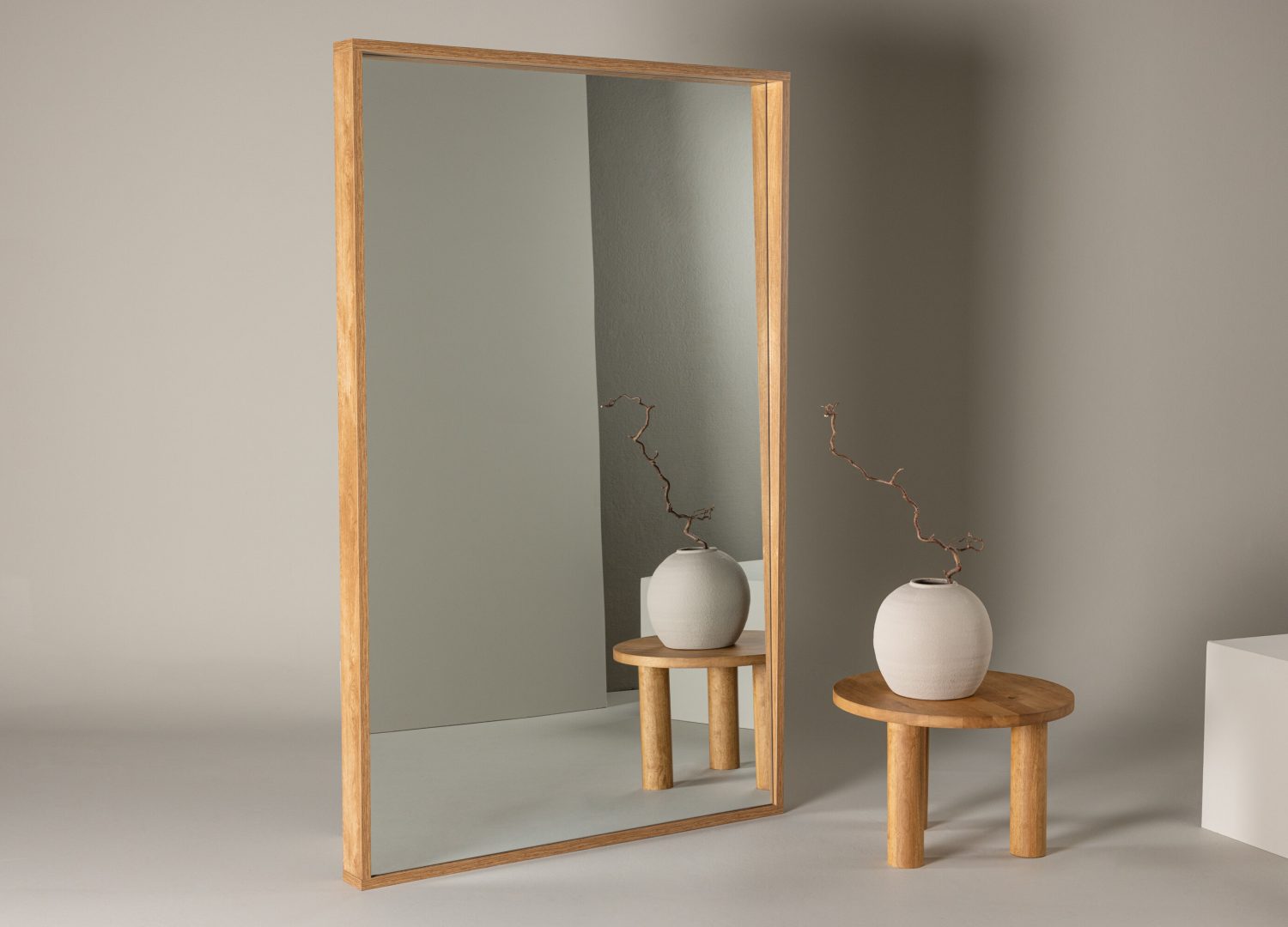 Grand miroir Nashville naturel mis en scène dans un intérieur