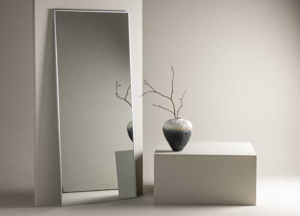 Grand miroir Orlando argenté mis en scène dans un intérieur