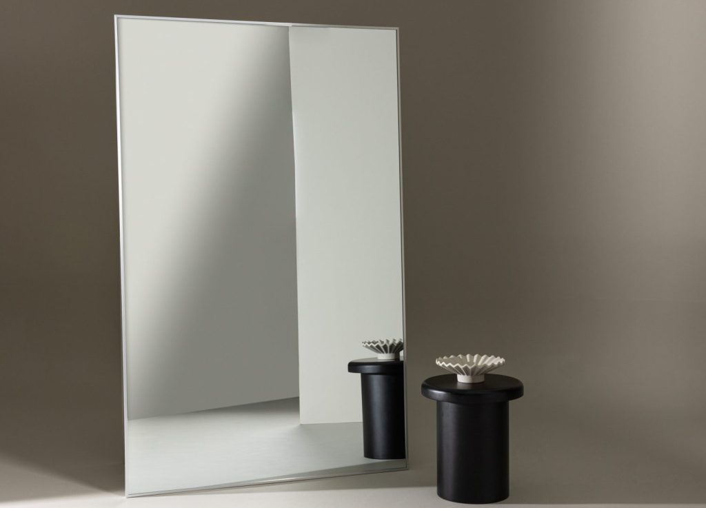 Grand miroir Orlando argenté mis en scène dans un intérieur