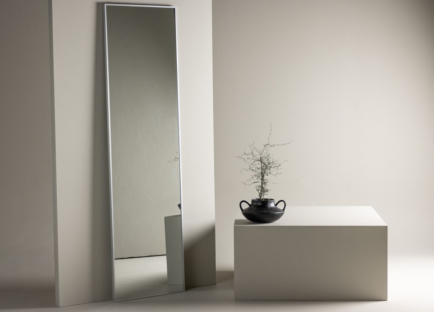 Grand miroir Orlando argenté mis en scène dans un intérieur
