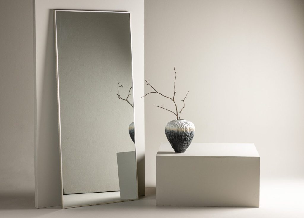 Grand miroir Orlando beige mis en scène dans un intérieur