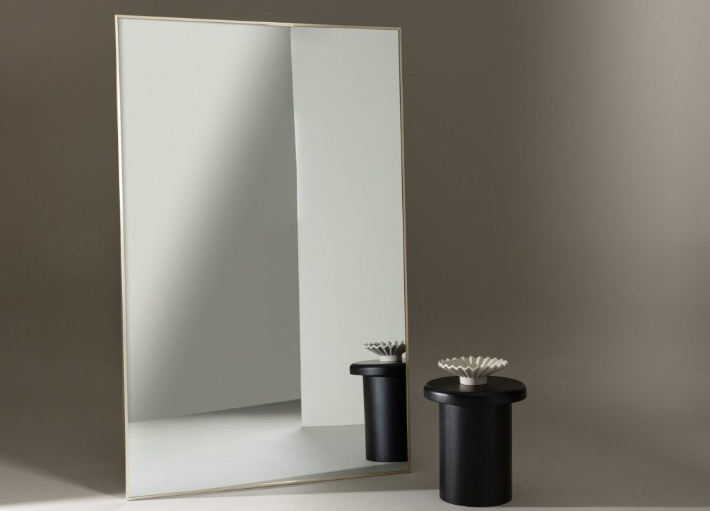 Grand miroir Orlando beige mis en scène dans un intérieur