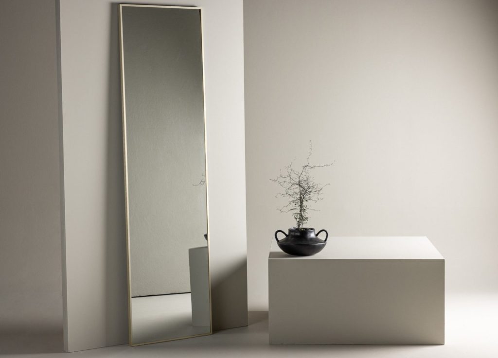 Grand miroir Orlando beige mis en scène dans un intérieur