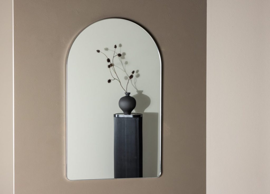 Petit miroir Sarasota argenté mis en scène dans un intérieur