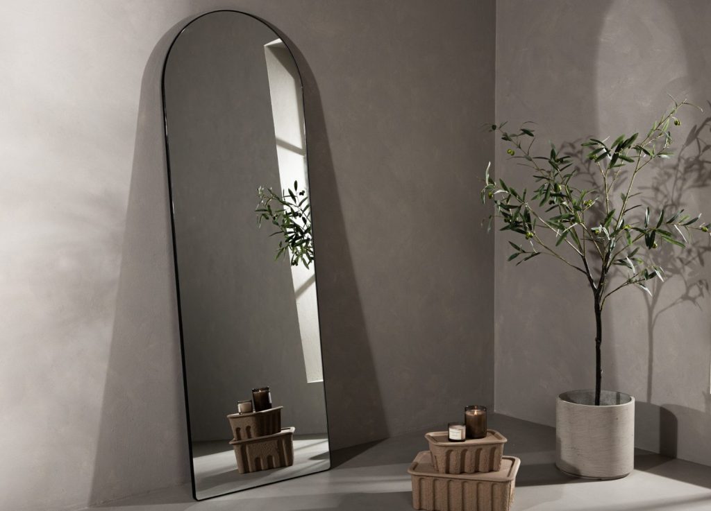Grand miroir Sarasota noir mis en scène dans un intérieur