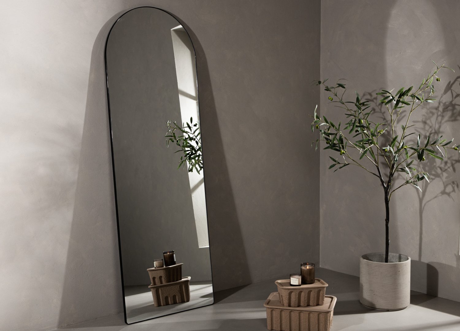 Grand miroir Sarasota noir mis en scène dans un intérieur