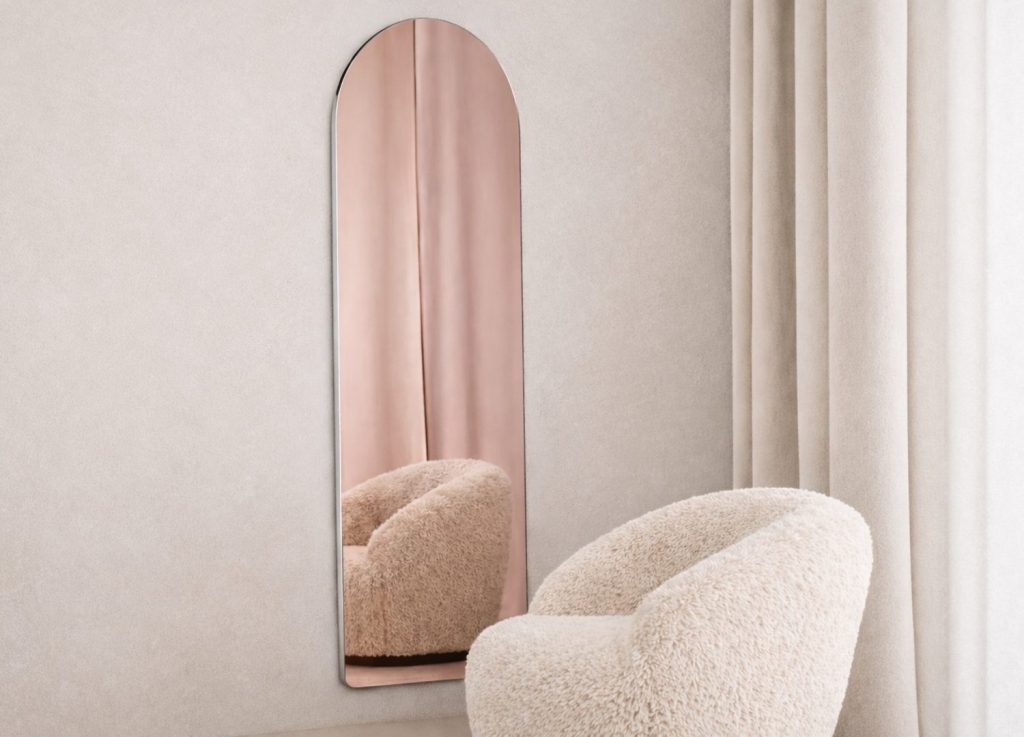 Grand miroir Sarasota or rose mis en scène dans un intérieur