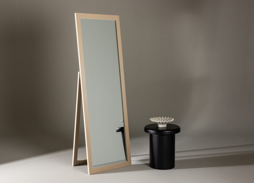 Grand miroir Sebring blanchi mis en scène dans un intérieur
