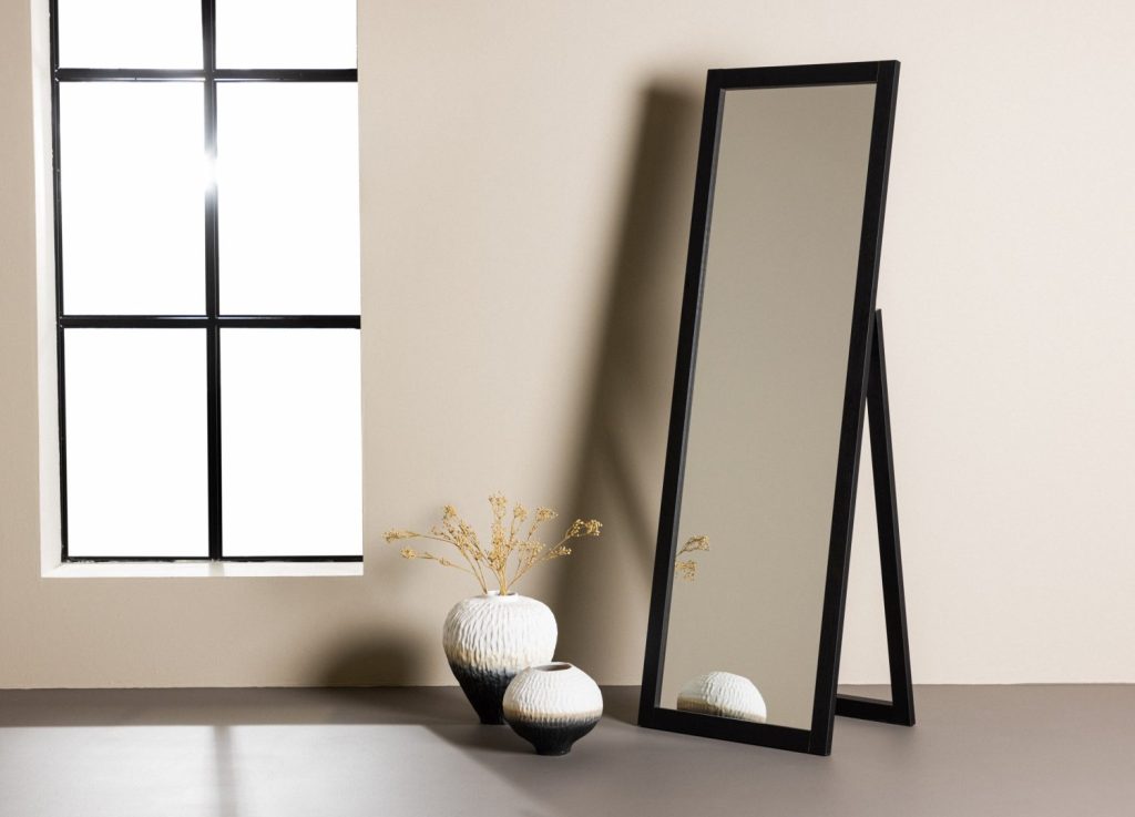 Grand miroir Sebring noir mis en scène dans un intérieur