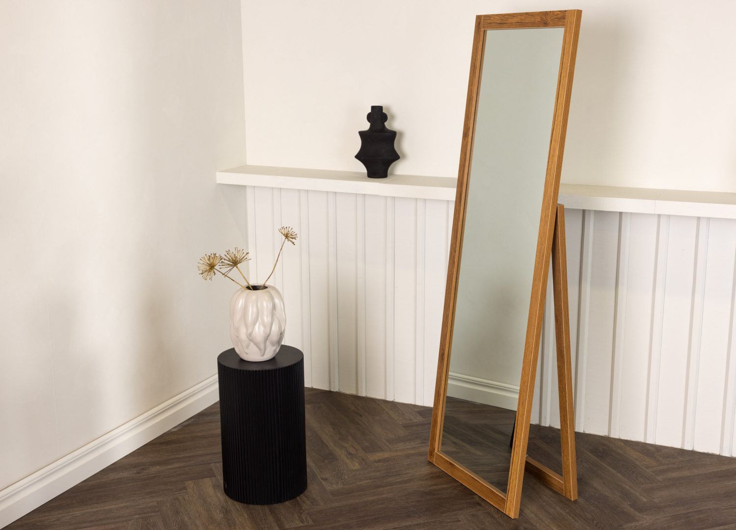 Grand miroir Sebring noyer mis en scène dans un intérieur