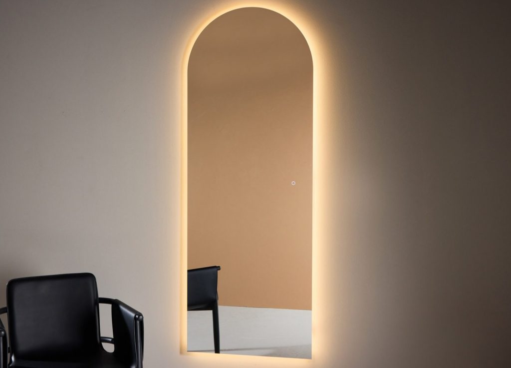 Miroir lumineux Skeppsvik transparent mis en scène dans un intérieur