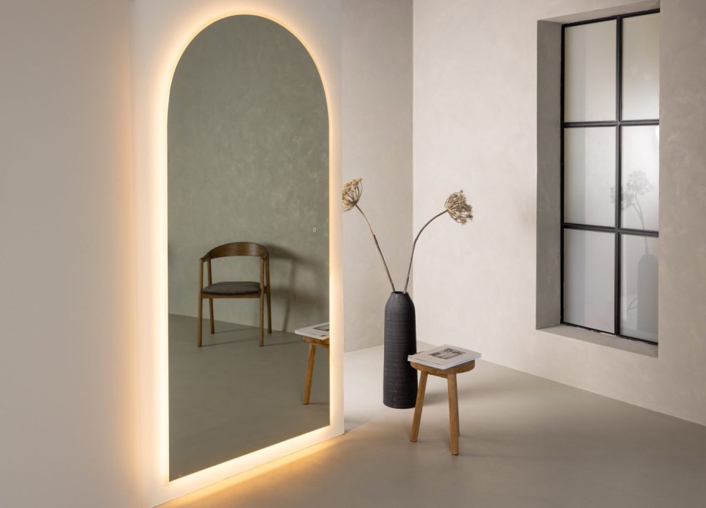 Miroir lumineux Skeppsvik x Josefin Lustig argenté mis en scène dans un intérieur