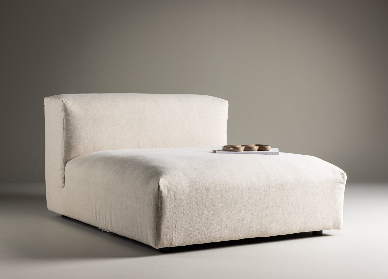 Module central Mavi tissu effet lin beige 105 cm mis en scène dans un salon