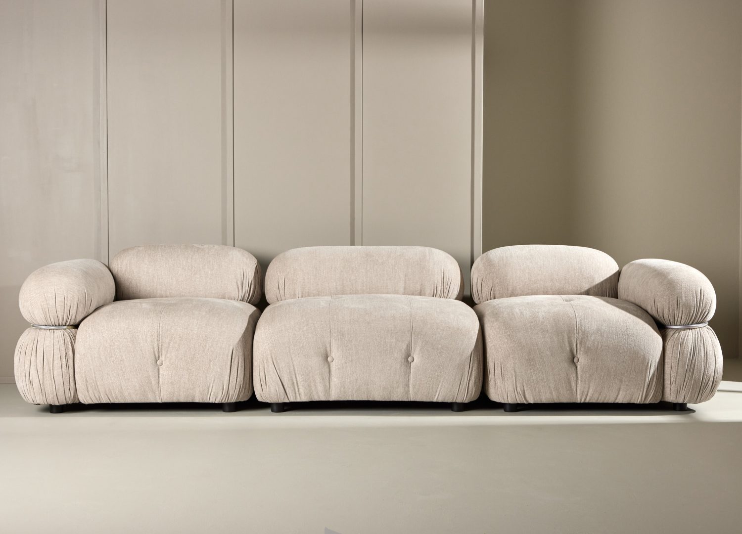 Module central Mika tissu beige 95 cm mis en scène dans un salon