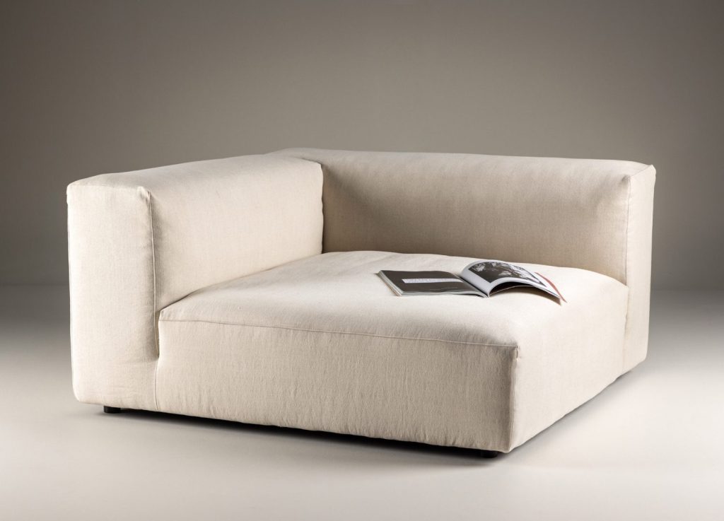 Module d'angle droite Mavi tissu effet lin beige 135 cm mis en scène dans un salon