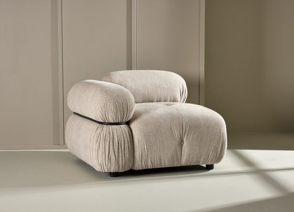 Module d'angle droite Mika tissu beige 95 cm mis en scène dans un salon